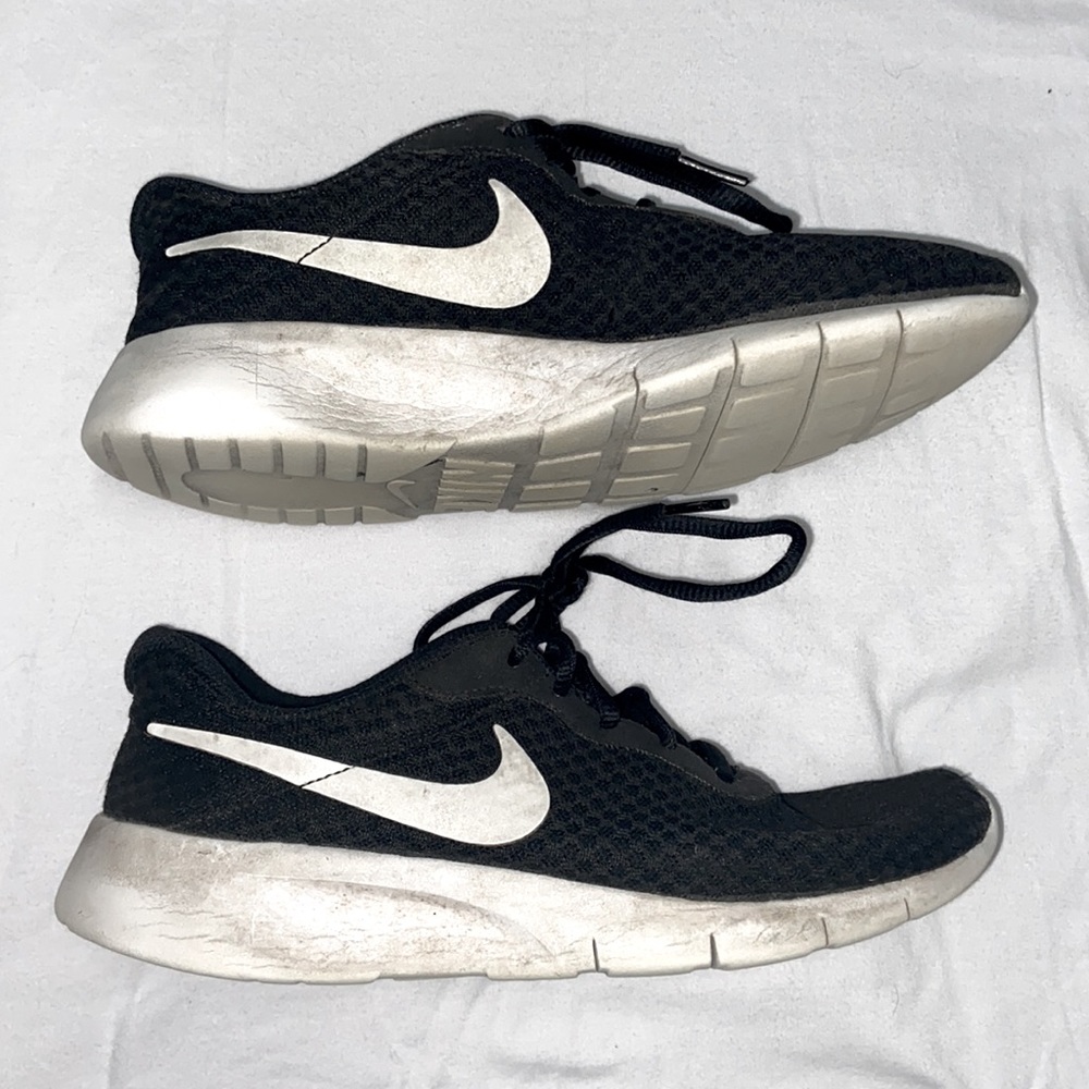 Nike black and white classic tennis shoes